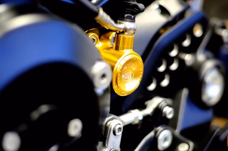 Phần "nội công" của chiếc xe cũng được "chăm sóc" kỹ với ECU và cam của Ducati Performance, cổ hút và lọc gió TPO Beast R, cùng với mâm lửa trọng lượng nhẹ.