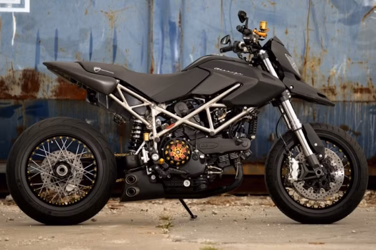 Bản độ này dựa trên Hypermotard đời 2008, nhưng C2 Design cho biết những "đồ chơi" đều có thể được trang bị dễ dàng cho những đời xe cao hơn.