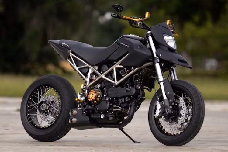 Trên chiếc Ducati Hypermotard này, C2 Design đã "độ" lại theo hướng sử dụng những phụ tùng có chất lượng tốt nhất và "phối" một cách hợp lý.