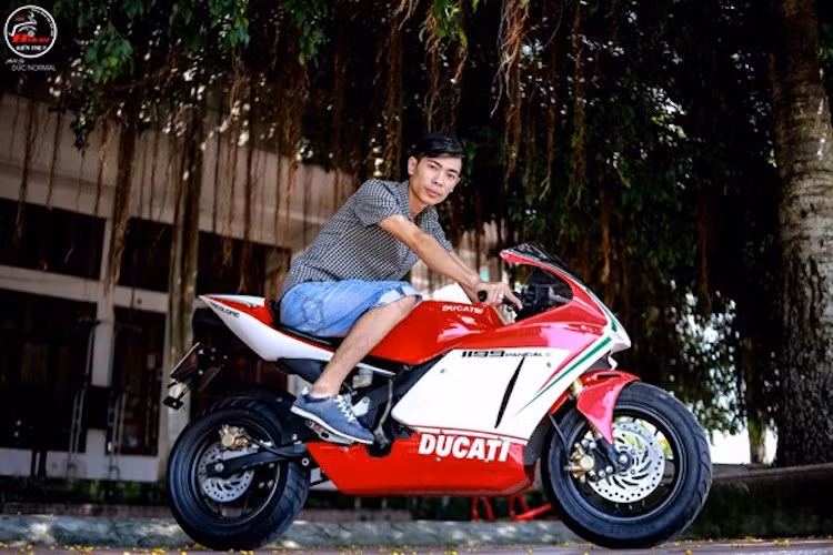 Do có khổ người nhỏ, không thể "nài" được những chiếc xe PKL như Ducati 1199 Panigale nên để thoả lòng đam mê, chủ xe cùng một người bạn đã độ lại GSX-R50 thành một phiên bản "1199 Panigale mini".
