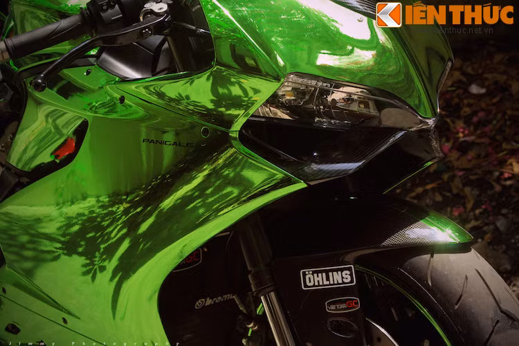 Bên cạnh màu sơn độc, chiếc xe còn được trang bị thêm một số "đồ chơi" khác nhau như dè trước sợi carbon, cùng hàng loạt đồ chơi "hàng hiệu"...