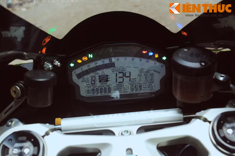 Đồng hồ chỉ báo đa chức năng "zin" của 899, bên dưới là cây trợ lực lái Ohlins.