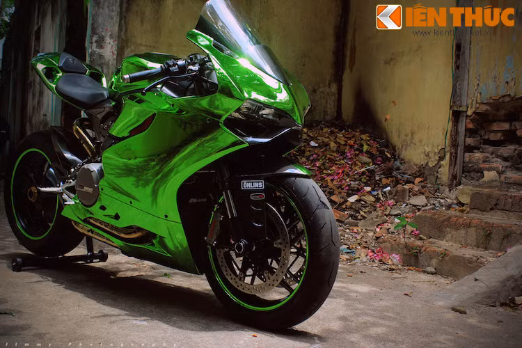 Trên mẫu xe môtô Ducati 899 Panigale này, toàn bộ dàn áo, bình xăng cùng mâm... đã được người chơi tháo ra để sơn lại hoàn toàn.