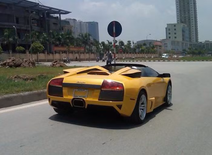 Khi còn được sản xuất, Murcielago LP-640 Roadster có giá tại Mỹ lên tới 351.000 USD (7,57 tỉ đồng) cho phiên bản cơ bản. Ngay cả khi được nhập về dưới dạng xe cũ, một chiếc LP-640 Roadster cũng sẽ có giá bị "đội" lên thành 15 tỉ đồng nếu nộp đủ các loại thuế để ra biển trắng.