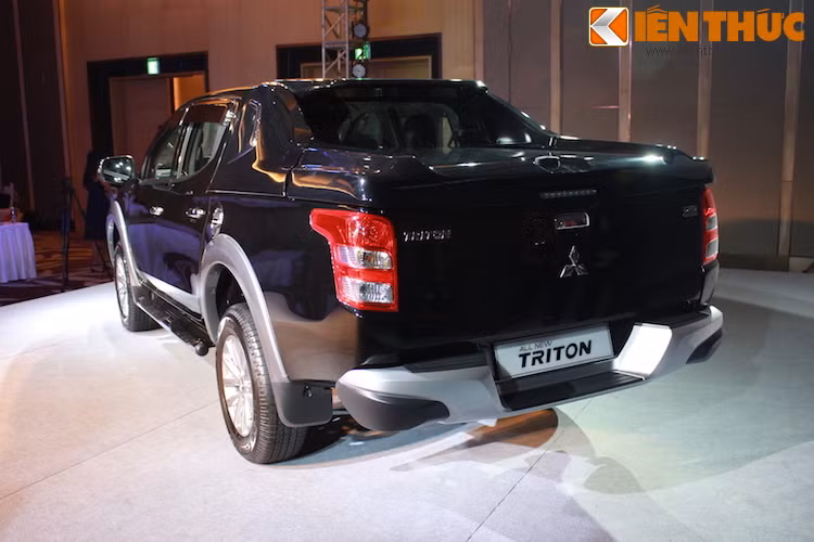 Ngoài đèn hậu với thiết kế chữ J ngược, giống như nhiều chiếc pickup khác, Triton không có điểm nhấn nào đặc biệt ở phía sau.