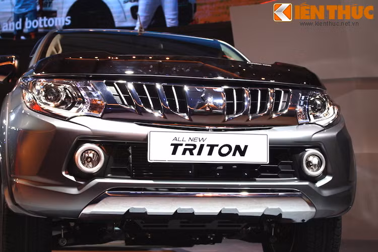 Giá khởi điểm của Triton bắt đầu từ 580 triệu đồng cho phiên bản cầu sau số sàn (4x2 MT), và lên tới 775 triệu đồng cho bản dẫn động 4 bánh số tự động (4x4 AT).