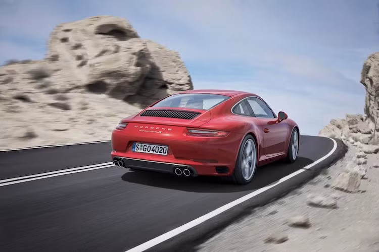 Vào ngày 12/12 tới, Porsche sẽ bắt đầu bán những chiếc 911 mới tại Đức với giá khởi điểm từ 96.605 Euro (tương đương 2,42 tỷ đồng).