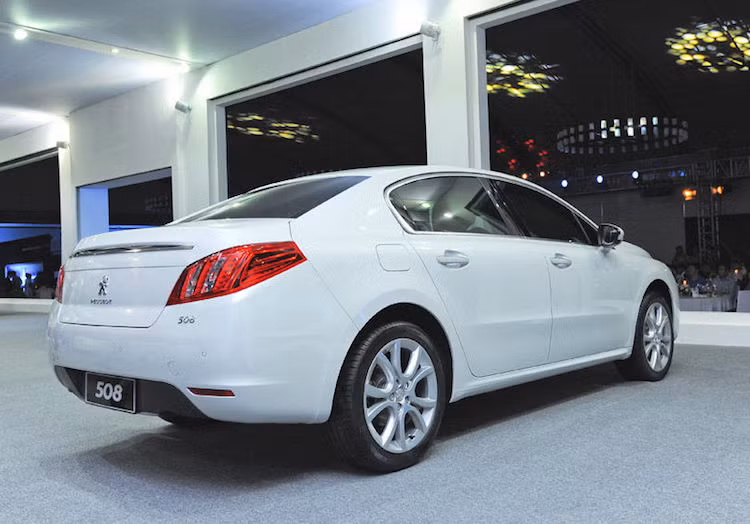 Sở hữu kích thước tổng thể D x R x C là 4.792 x 1.853 x 1.456 (mm), Peugeot 508 có động cơ xăng 1,6 lít Turbo 156 Hp/240Nm, kết hợp với hộp số tự động 6 cấp. Sức mạnh này mang lại khả năng đạt tốc độ tối đa cho xe là 220 km/h.