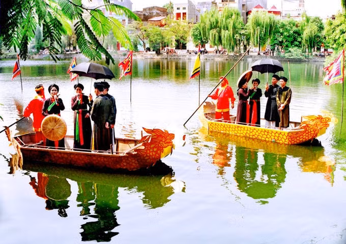 Bắc Ninh (822,7 km2): là tỉnh thành có diện tích nhỏ nhất cả nước. Vùng đất này là vương quốc của lễ hội, chủ nhân của tranh Đông Hồ, đồng thời là trung tâm công nghiệp điện tử của cả nước... Dân ca Quan họ là di sản văn hóa nghệ thuật dân gian độc đáo của Bắc Ninh, đỉnh cao của thi ca và âm nhạc dân tộc, đồng thời thể hiện triết lý nhân sinh của dân tộc và nhân loại.