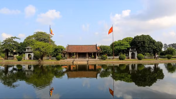 Thái Bình (1.570,5 km2) được sử sách tôn vinh là "quê lúa, đất nghề". Vùng đất này nổi tiếng với công trình nghệ thuật kiến trúc cổ đặc sắc như Chùa Keo, đình An Cố, đền Đồng Xâm, Khu di tích đền thờ các vua Trần.... Bánh cáy là loại đặc sản độc lạ của người dân Thái Bình.