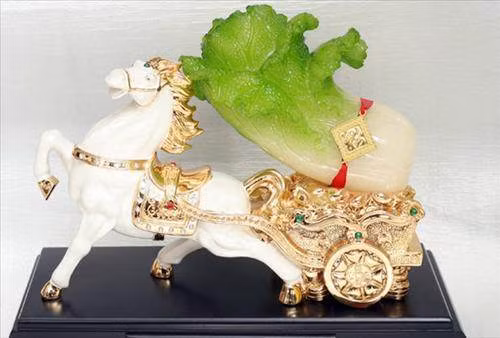 Mua vật phong thủy: Trẻ em thường hay đeo vòng bạc để có giấc ngủ ngon, tránh các bệnh tật. Với đồ phong thủy cũng vậy, cũng có tác dụng giống như chiếc vòng bạc của trẻ em, giúp tránh được những điều không may mắn và mang lại điều tốt đẹp cho người dùng.