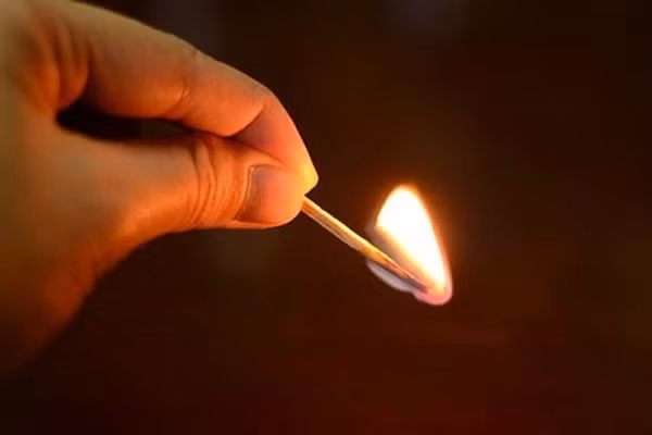 Nên mua diêm, bật lửa: Diêm hay bật lửa là những đồ có thể tạo ra ánh sáng nên có thể dùng các vật dụng này để làm ấm ngôi nhà và đuổi đi những thứ xấu đeo bám bạn trong tháng cô hồn nhiều xui xẻo.