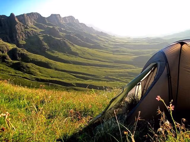 Ngoài ra, Lesotho được mệnh danh là "vương quốc núi", bởi gần hai phần ba lãnh thổ là các ngọn núi (2.200-3.000m). Khi lái xe dọc đất nước, bạn sẽ thấy cảnh tượng núi non trùng điệp, hình thù rất đa dạng.