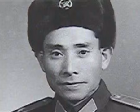 Nguyễn Sơn được mệnh danh là “Lưỡng quốc tướng quân” bởi được phong quân hàm tướng của hai quốc gia. 