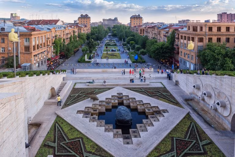 Thành phố lâu đời nhất trên thế giới: Yerevan, thành phố của Armenia là một trong những thành phố lâu đời nhất trên thế giới. Nó được thành lập vào năm 782 trước Công nguyên bởi Vua Argishti I. Vào năm 2018, Yerevan đã tổ chức lễ kỷ niệm 2800 năm ngày thành lập.
