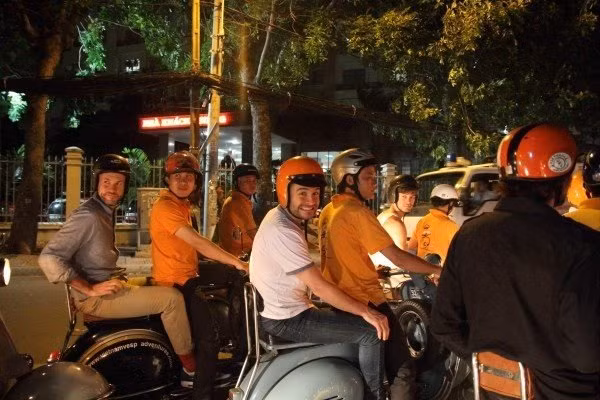 Xe máy: Nghe có vẻ lạ lùng, nhưng xe máy chính là đặc sản và là thứ hấp dẫn ở Việt Nam. Xe máy đem tới cảm giác đông đúc và nhộn nhịp của cuộc sống hàng ngày. Nhiều khách quốc tế đến Việt Nam thường thuê xe máy và tự mình trải nghiệm sự mê hoặc của đường phố Việt Nam.