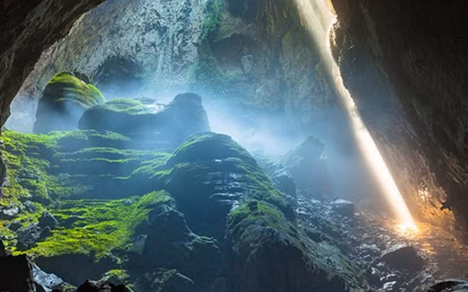 Sơn Đoòng: Đây là hang động lớn nhất không chỉ ở Đông Nam Á mà cả thế giới. Sơn Đoòng dài hơn 5 km, cao 200 m, nhiều chỗ rộng tới 150 m. Hang nằm trong dãy núi đá vôi thuộc vùng biên giới Việt - Lào, được một người dân địa phương tình cờ tìm ra khi tránh mưa vào năm 1991.