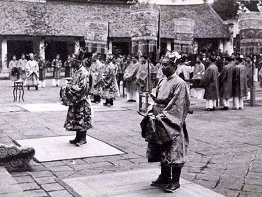 Sau năm 1672, chiến tranh Trịnh - Nguyễn chấm dứt, Trịnh Tạc bắt tay vào xây dựng đất nước, thực hiện cải cách trên lĩnh vực chính trị - kinh tế và đạt một số thành tựu, đưa họ Trịnh vào thời kì đỉnh cao thịnh trị.