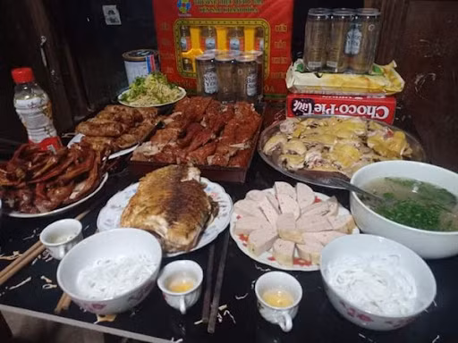 Mâm cỗ cúng tổ tiên trong Lễ Pây tái của dân tộc Tày không thể thiếu: Bánh gai, thịt vịt và hoa quả. Người Tày, Nùng có câu: “Bươn chiêng kin nựa cáy, bươn chất kin nựa pết” (nghĩa là: Tết tháng Giêng ăn thịt gà, Tết tháng 7 ăn thịt vịt).