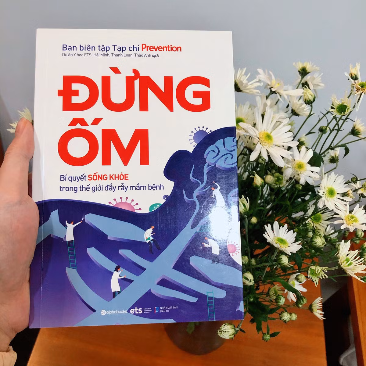 Nhóm biên tập của tạp chí Prevention, một thương hiệu cung cấp các thông tin đáng cậy về sức khỏe, viết "Đừng ốm" với mong muốn mang đến những bí quyết sống khỏe trong thế giới đầy rẫy mầm bệnh.