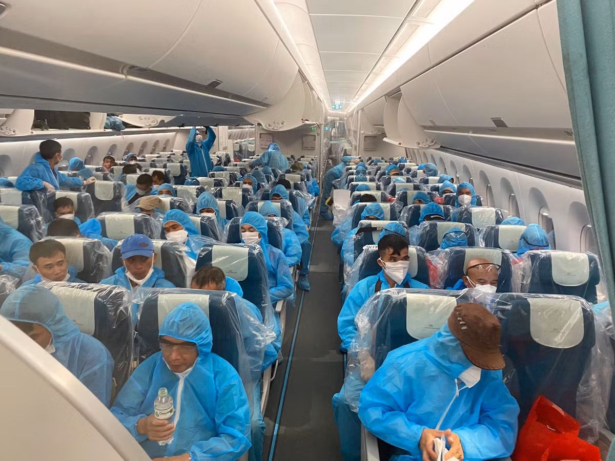 Sau khi tuyển lựa đã chọn ra phi hành đoàn gồm 19 người, trong đó có 5 phi công, 8 tiếp viên nam, 2 nhân viên kỹ thuật mặt đất cùng 2 bác sĩ, 2 điều dưỡng của Bệnh viện Nhiệt đới T.Ư.