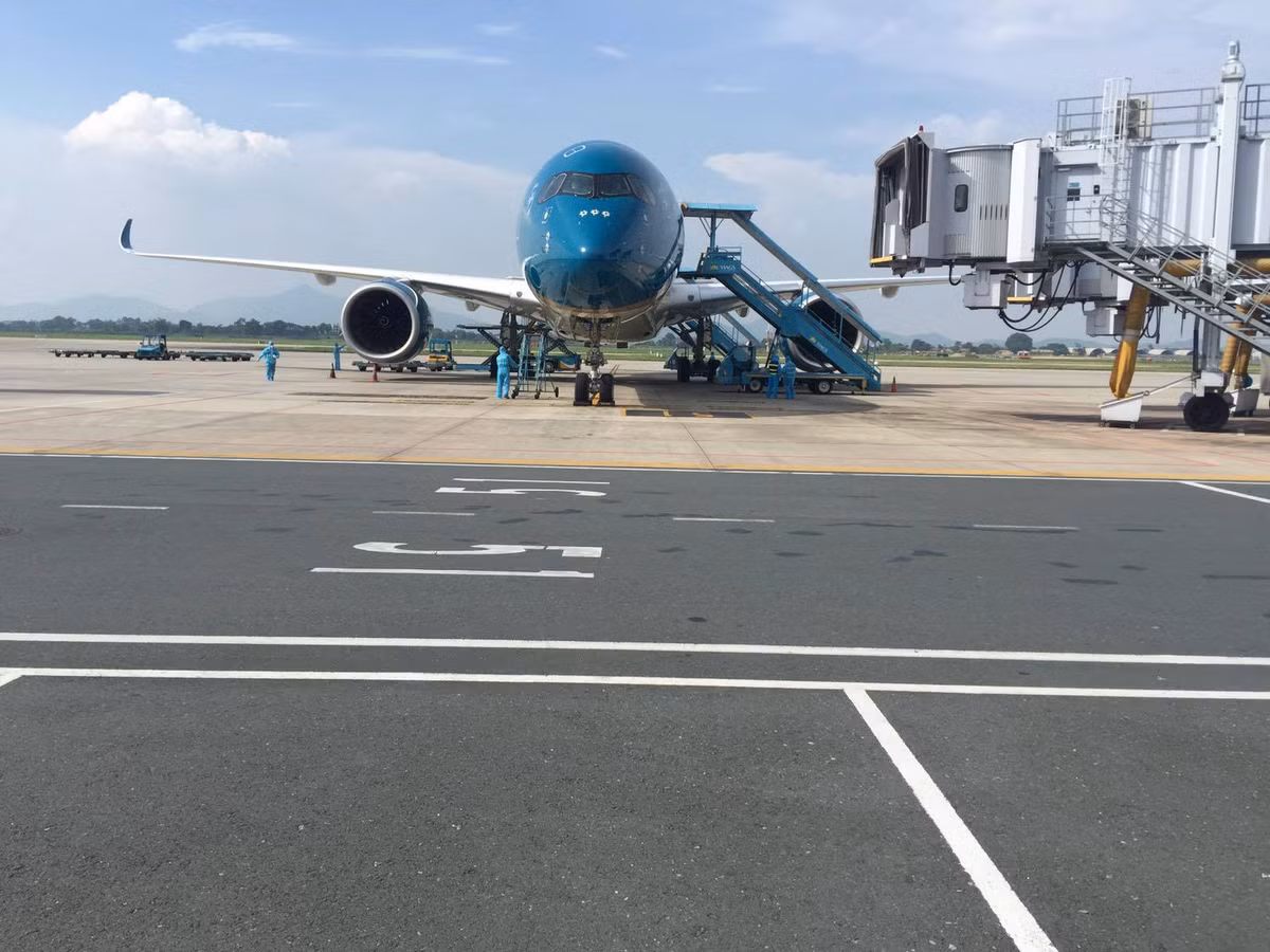 Các khoang được lắp rèm nilon ngăn cách với nhau, hành khách có lối đi riêng lên từng khoang, khi lên máy bay hành khách các khoang không được đi lại với nhau để hạn chế lây nhiễm. Tất cả các khoang đều có buồng áp lực dương.