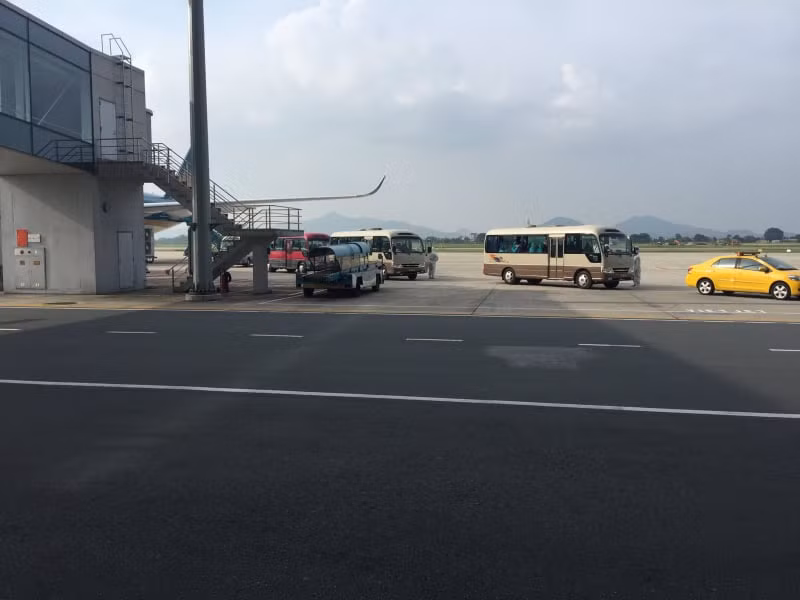 Toàn bộ hành khách và phi hành đoàn gồm 21 người không di chuyển vào nhà ga nên việc nhập cảnh đối sẽ được thực hiện tại chỗ. Công an cửa khẩu sẽ làm thủ tục nhập cảnh theo đúng quy định, nhanh chóng và thuận lợi nhất để "giải tỏa" hành khách nhanh nhất có thể.