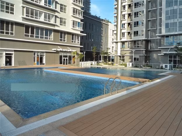 Sunrise City là dự án khu phức hợp cao cấp và hiện đại nhất TP HCM với tổng vốn đầu tư trên 500 triệu USD, tọa lạc tại quận 7. Dự án được chia làm 3 khu: V, W, X với 14 tháp căn hộ cao từ 31 đến 35 tầng. Tổng diện tích khu phức hợp này là 51.260 m2, cung cấp đến 1.804 căn hộ đạt chuẩn hạng A, trong đó có những căn hộ thông tầng (penthouse) rộng khoảng 700 m2 và một số căn hộ dành cho sàn thương mại và dịch vụ mua sắm với hơn 70.000m2.