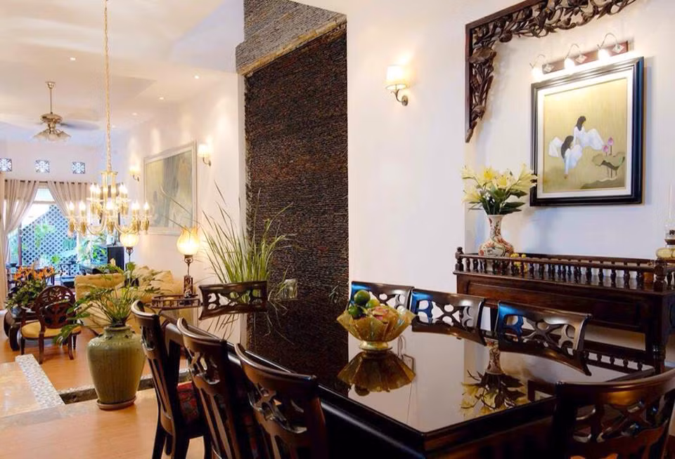 Phòng ăn rộng rãi với nội thất màu nâu sẫm bóng loáng.