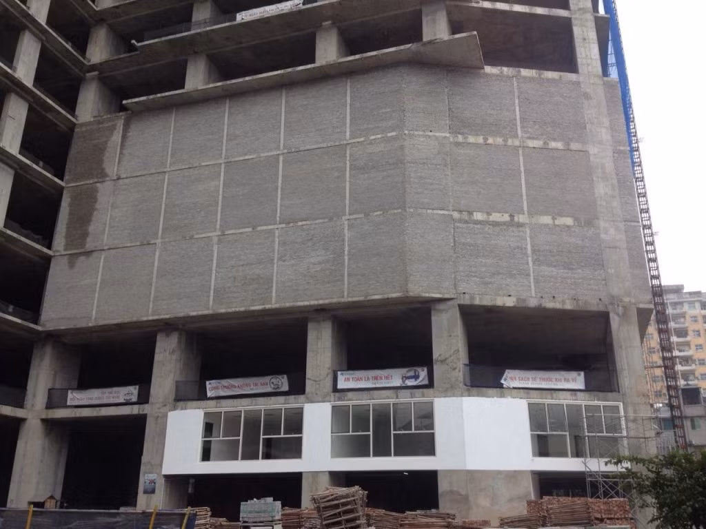 Hiện chung cư đã xây đến tầng 47, hoàn thiện chia vách đến tầng 35, chuẩn bị hoàn thiện mặt ngoài khối trung tâm thương mại.