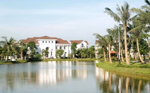 Vinhomes Riverside (tên gọi cũ Vincom Village) là một khu đô thị thuộc địa phận quận Long Biên, thành phố Hà Nội, do Công ty Cổ phần Đầu tư và Phát triển Đô thị Sài Đồng thuộc Vingroup xây dựng dựa trên mô hình thành phố Venice, Ý với các biệt thự được kết nối bằng hệ thống sông hồ trải dọc khu đô thị với tổng diện tích là 183,5 ha.