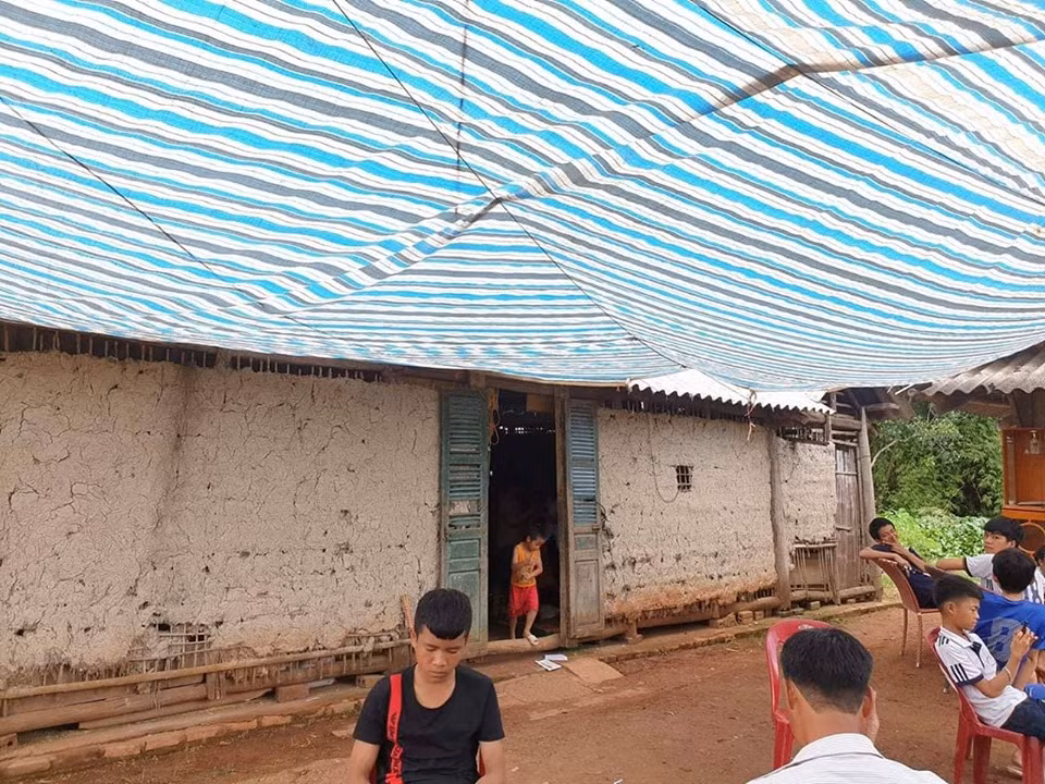 Ngôi nhà vách đất của chị em Lường Thị Thu và Lường Thị Hà khiến nhiều người cảm thấy ái ngại cho gia cảnh nạn nhân.