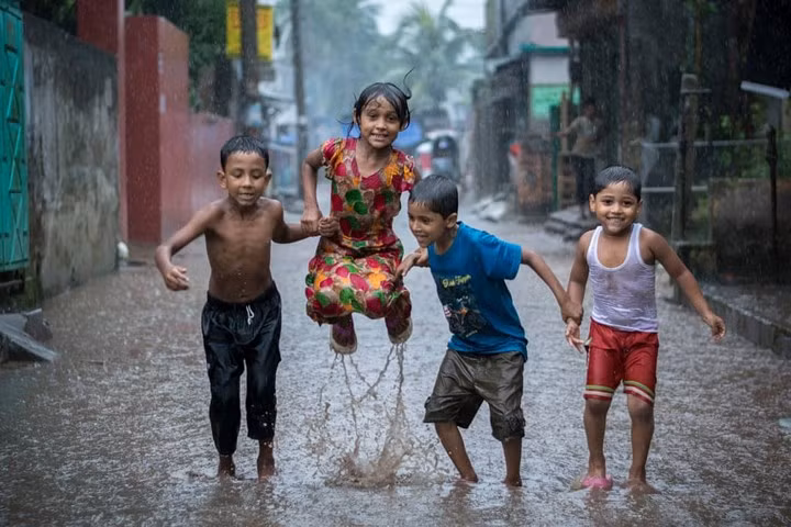 “Hạnh phúc ngày mưa” của Fardin Oyan, người Bangladesh. Bangladesh nằm ở vùng thấp của đồng bằng sông Hằng-Brahmaputra khổng lồ thường phải hứng chịu các trận lũ lụt, đặc biệt trong mùa mưa.
