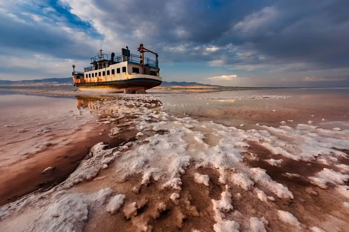 Bức ảnh mang tên "End Floating” của Saeed Mohammadzadeh, người Iran. Con tàu giữa khu vực dày đặc muối ở Hồ Urmia ở Iran. Biến đổi khí hậu đang làm gia tăng hạn hán, làm tăng tốc độ bay hơi trong nước. Hồ cũng đang chịu tác động của các giếng bất hợp pháp và sự gia tăng của các đập và các công trình thủy lợi làm cho nó bị co lại.