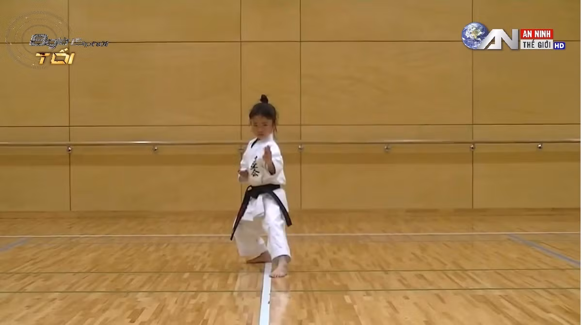 Mahiro mới 7 tuổi nhưng đã biểu diễn karate thành thạo.
