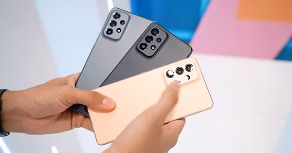 Cùng với kính cường lực Corning Gorilla Glass 5 chất lượng, màn hình công nghệ Infinity-O Super AMOLED Plus rộng 6,7inch và được bao phủ bởi độ phân giải 1080 x 2400 pixel, tần số quét 120 Hz… Galaxy A73 5G sẵn sàng mang đến độ chi tiết, sắc nét, mượt mà và sống động đến kinh ngạc.