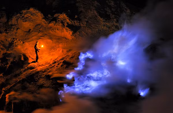 Hồ miệng núi lửa Ijen được xem là hồ nước có tính axit lớn nhất trên thế giới. Điểm độc đáo của hồ núi lửa Ijen là vào khoảng 2:00 đến 4:00 giờ sáng mỗi ngày, ở xung quanh miệng núi lửa sẽ xuất hiện những ngọn lửa màu xanh ngọc vô cùng rực rỡ.