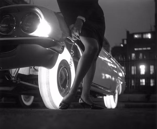 Năm 1961, lốp xe phát sáng Goodyear đã được giới thiệu trước công chúng. Loại lốp xe này được phát minh từ một loại cao su nhân tạo có thể phát sáng nhờ các bóng đèn được đặt bên trong vành bánh xe.