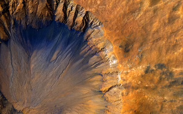 Cũng tại Cerberus Fossae, nhiều bằng chứng địa chất cho thấy có hoạt động núi lửa xảy ra trong vòng 10 triệu năm gần đây.
