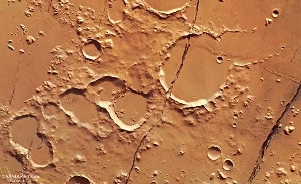 Tàu đổ bộ InSight của NASA hạ cánh trên sao Hỏa vào tháng 11-2018 đã không ngừng tìm ra các bằng chứng cho thấy Sao Hỏa hiện tại đang sống dậy "ầm ầm".