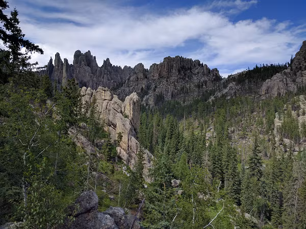Tuy nhiên, theo Cơ quan Khảo sát Địa chất Mỹ (USGS), hệ thống thoát nước của mỏ Homestake ở Black Hills có thể hình thành các khối nước bị phản ứng hóa học giữa nước và đá có chứa các khoáng chất chứa lưu huỳnh.