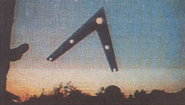 Vào tối ngày 13/3/1997, hàng ngàn người dân ở bang Arizona, Mỹ bất ngờ nhìn thấy một UFO có hình chữ V trong khoảng thời gian từ 7h30 - 10h30. Theo lời kể của các nhân chứng, UFO hình chữ V có kích thước khá lớn. Vật thể bí ẩn phát ra một chùm ánh sáng kỳ lạ.