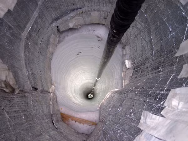Trong quá trình khoan đào, các mũi khoan bỗng nhiên quay điên cuồng một cách khó hiểu, cứ như có một "thế lực" bí ẩn nào đó bên trong lòng đất gây nên. Điều này khiến lỗ khoan Kola Superdeep Borehole còn được mệnh danh là "Hell Hole" (Lỗ Địa ngục).
