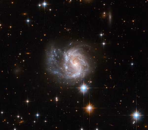 Được biết, phát hiện đến từ một tập hợp các quan sát của Hubble trong khuôn khổ dự án "Vườn thú thiên hà". Dự án này có sự tham gia của hàng trăm ngàn tình nguyện viên yêu thích thiên văn làm nhiệm vụ phân tích dữ liệu.