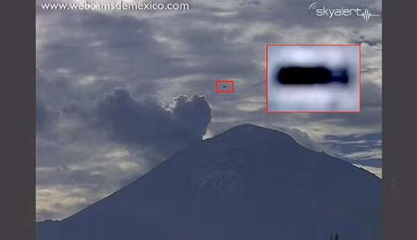 Các đốm sáng và vật thể bay không xác định (UFO) này, trong đó có một vật thể hình điếu xì gà, xuất hiện trùng với thời điểm 4 đợt phun trào của ngọn núi lửa.