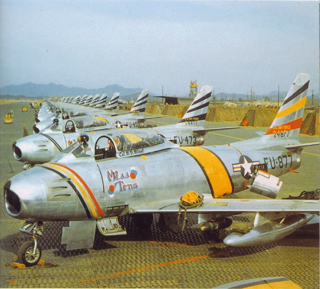 Các tài liệu Không quân Mỹ tuyên bố, tiêm kích F-86 Sabre đã bắn rơi 379 chiếc MiG-15 , trong khi chịu thiệt hại 103 chiếc. Tuy nhiên, phía Liên Xô tin rằng con số F-86 Sabre bị bắn hạ phải là 600 chiếc. Ảnh: Hàng dài F-86 tại một căn cứ Mỹ ở Hàn Quốc trong Chiến tranh Triều Tiên.