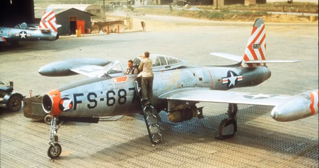 Mỗi chiếc F-84 có thể mang 2,2 tấn bom và rocket và thậm chí là bom nguyên tử cùng 6 khẩu súng máy 12,7mm với 1.800 viên đạn.