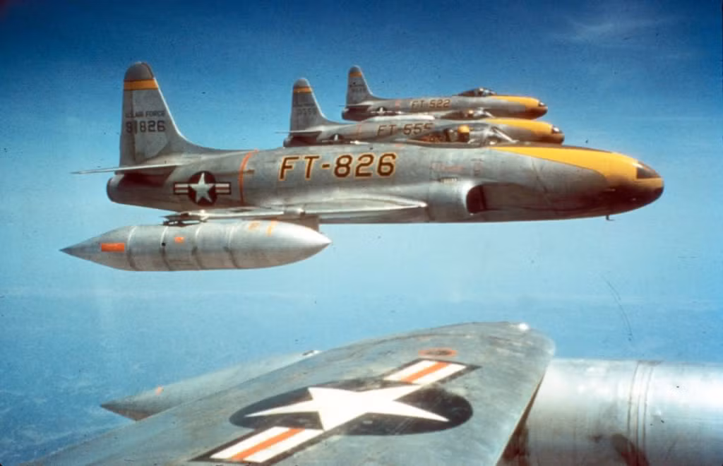 Trong ảnh là tiêm kích P-80 Shooting Star tham chiến ở Triều Tiên từ tháng 11/2950. Nó được xem là mẫu chiến đấu cơ đầu tiên của Mỹ giành thắng lợi đầu tiên trước tiêm kích MiG-15.