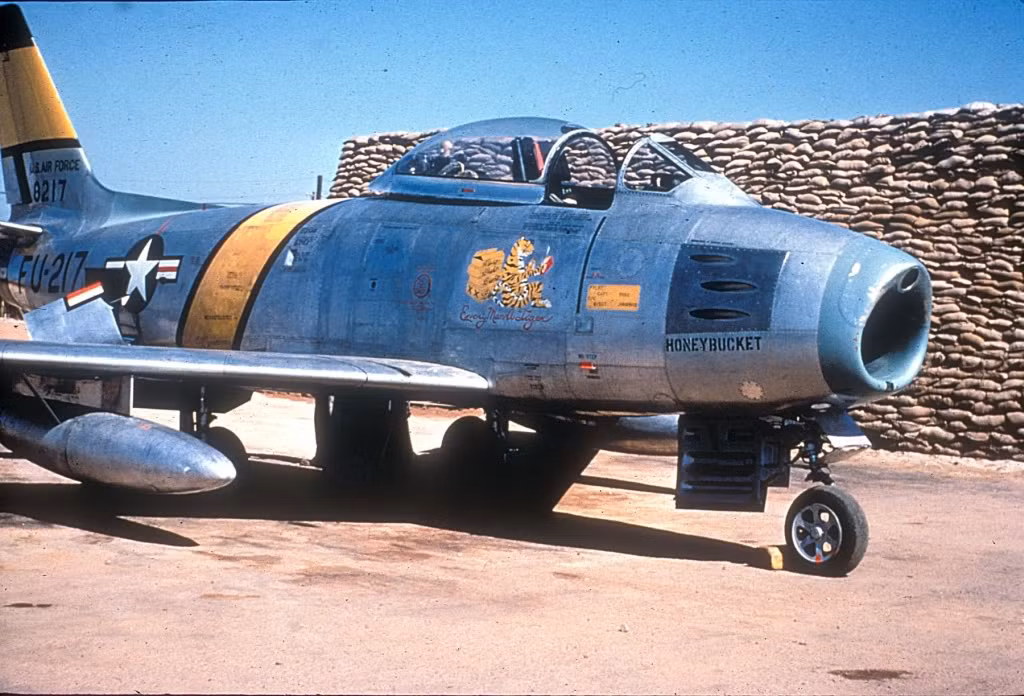 Những chiếc F-86 Sabre được trang bị một động cơ phản lực J47 cho tốc độ tối đa 1.100km/h, tầm bay 1.900km, trần bay 14.900m. Một số đánh giá cho rằng, F-86 có thể lượn vòng và bổ nhào nhanh hơn chiếc MiG-15, nhưng MiG-15 lại trội hơn F-86 về trần bay, gia tốc và tốc độ lên cao.