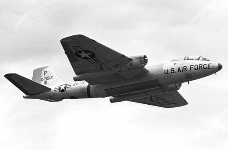 Máy bay ném bom B-57 được thiết kế khoang bom trong thân như máy bay ném bom hạng nặng cỡ B-52, ngoài ra có thể treo thêm bom trên cánh.